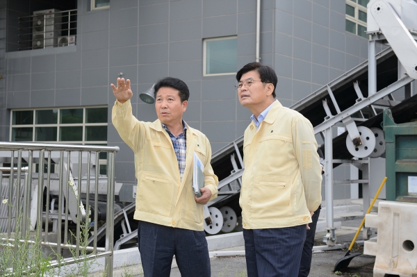 태풍 링링 대비 용포배수장 점검중이 이춘희 시장