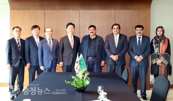 파키스탄 철도부 셰이크 라시드 아흐마드 장관(왼쪽5번째).