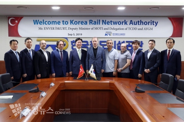 터키 교통인프라부 엔베르 이스쿠르트 차관(왼쪽 6번째).