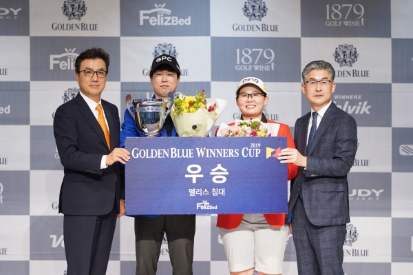 (좌측부터) 골프존 박기원 대표와 우승자 순범준·정선아 조, 골든블루 박희준 전무가 ‘2019 골든블루 워너스 컵 3차 대회’의 기념촬영