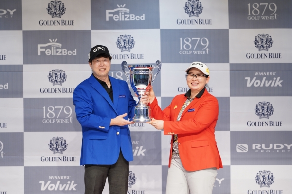 ‘2019 골든블루 워너스 컵 3차 대회’가 7일(토) 대전 유성구 골프존조이마루에서 열린 가운데 우승을 한 손범준, 정선아가 우승 트로피를 들어올리고있다