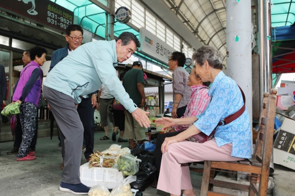 김동일 시장 전통시장 방문 장면