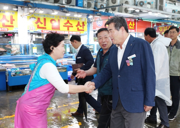 김동일 시장 전통시장 방문 장면