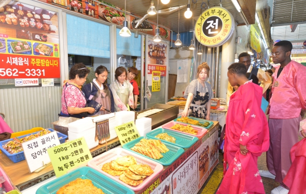 천안중앙시장 사대부제사에서 외국인 학생들이 전부치기 체험