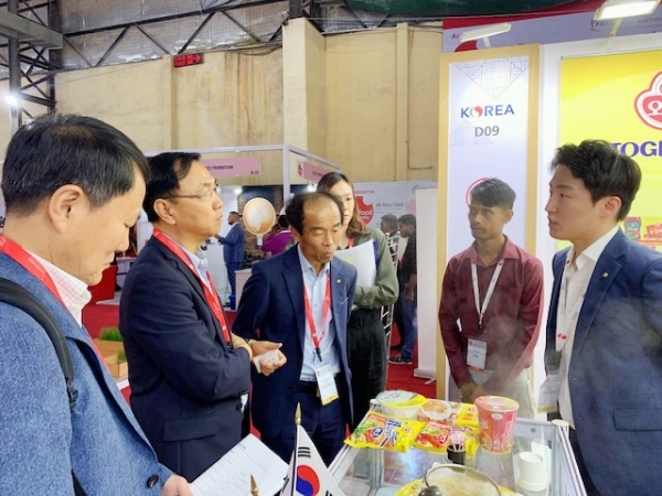 인도 뭄바이 식품박람회 한국관 운영 *신현곤 aT 식품수출이사(왼쪽 두 번째)