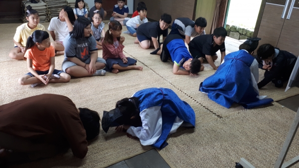 2019년 대덕 충‧효‧예길 탐방교실 프로그램 참가 학생들이 전통예절을 배우는 모습