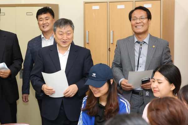 박백범 교육부 차관(사진 왼쪽 두 번째)이 이덕훈 한남대 총장과 대전중앙시장 내 한남대 ‘전통시장서비스러닝센터’에서 서비스러닝(봉사학습) 교과목을 수강하는 학생들을 격려하고 있다.