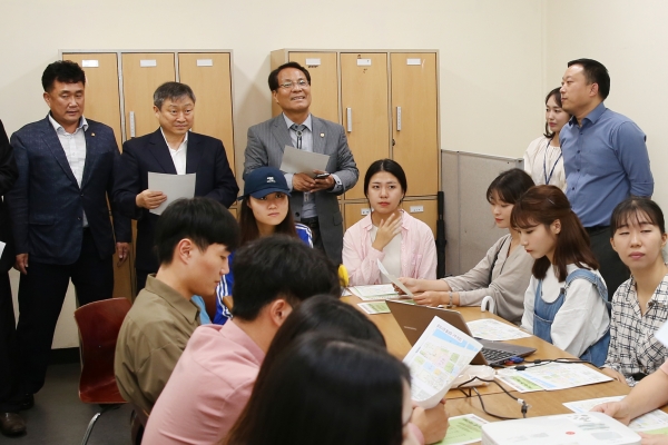 박백범 교육부차관, 한남대 전통시장서비스러닝센터 방문/대전중앙시장 내에서 서비스러닝 교과목 수강학생들 격려