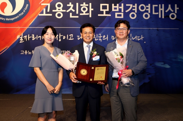 공사직원 기념촬영 - (좌)정숙현 주임, (중)세종도시교통공사 고칠진 사장, (우)오상혁 열린지원처장