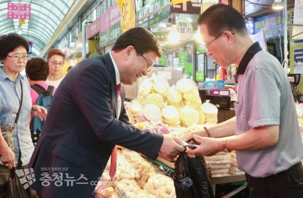 최교진 교육감이 전통시장에서 물건을 사고 있는 모습 / 충청뉴스 최형순 기자