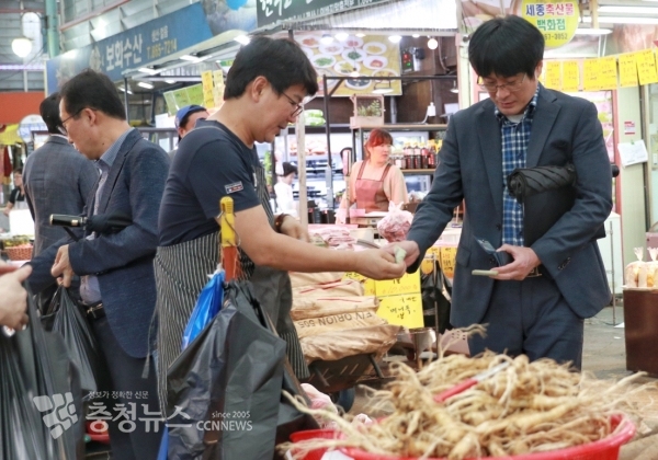 운영지원과 진익희 주무관이 전통시장에서 물건을 사고 있는 모습