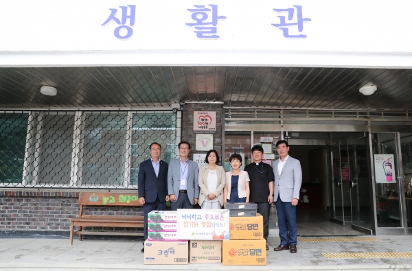 대전 동구의회, 추석 맞이 복지시설 위문품 전달식 모습. (좌측부터 황종성 기획행정위원장, 김정엽 효광원장, 이나영 의장, 신은옥 운영위원장, 김현 지도신부, 강정규 도시복지위원장)