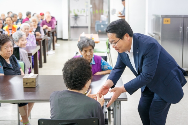오세현 아산시장이 추석명절을 맞아 온양정애원을 방문해 시설 거주 어르신과 담소를 나누고 있다.