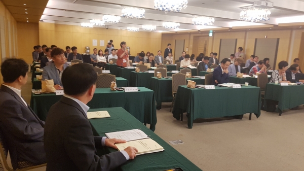 김지철 교육감이 주민참여예산위원회 분과회의를 참관하고 있다.