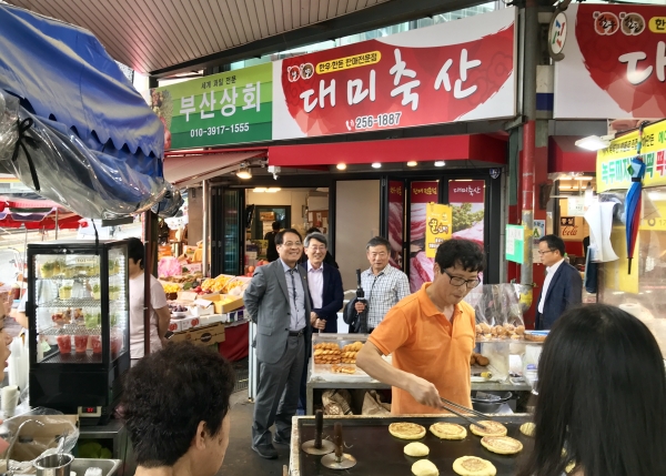 한남대 이덕훈 총장(맨왼쪽)이 대전중앙시장을 방문해 전통시장 추석 장보기에 동참하고 있다.