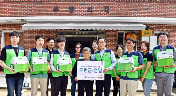 지역 복지시설을 찾은 aT 이병호 사장과 직원들(부활의 집)