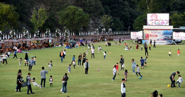 지난해 추석 뿌리공원 돗자리영화