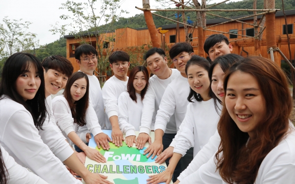 10일 대전 유성구 성북동 국립대전숲체원에서 열린 '포이 첼린저스(FoWI Challengers) 출범식'에서 젊은 직원으로 구성된 포이 첼린저스 구성원들이 혁신적인 산림복지서비스 제공을 다짐하고 있다.