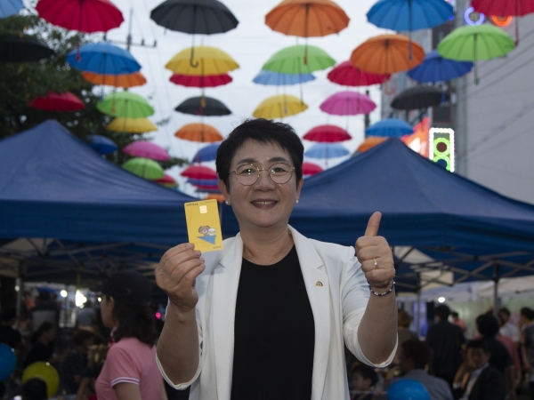 신탄진역 앞 새시장상가거리에서 열린 대코(Daeco) 맥주페스티벌 시즌2 행사장을 찾은 박정현 대덕구청장