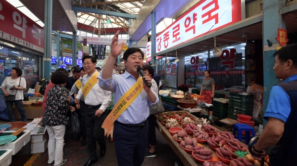 양승조 충남도지사를 비롯해 황명선 시장, 공무원, 상인회, 소비자단체 회원 등 40여 명이 참여한 이번 캠페인은 추석명절을 맞아 전통시장 물가안정 및 가격표시제를 홍보해