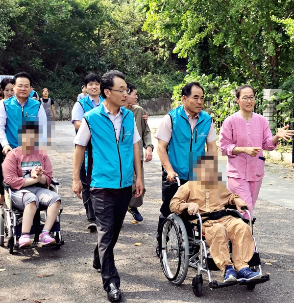 김인식 사장은 10일 직원들과 함께 계산요양원에 나주지역 생산 쌀과 과일을 전달하고 산책과 말벗 봉사활동을 펼쳤다