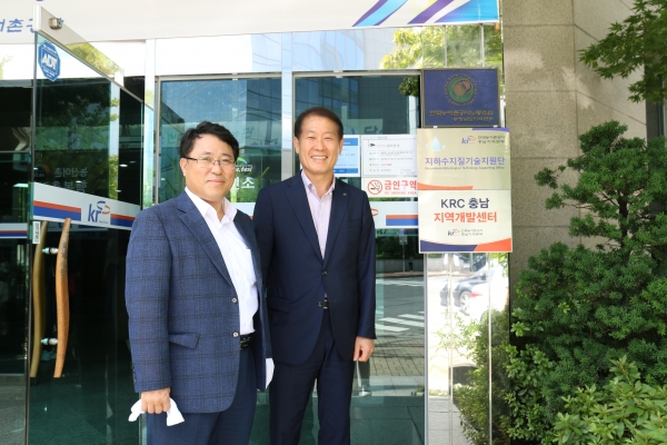 김종필 충남지역본부장(사진오른쪽)과 박민국 기반관리 부장이 현판식 기념촬영을 하고 있다