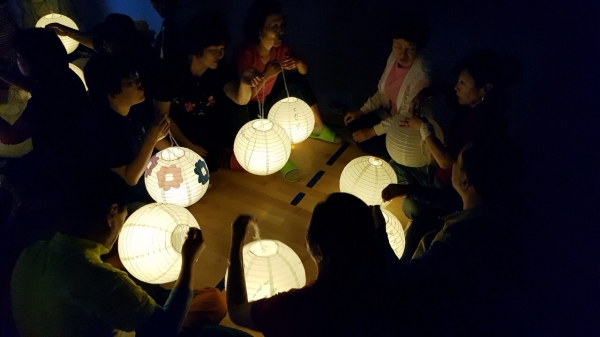 국립칠곡숲체원에서 진행하는 한가위 프로그램 '소망한지등만들기' 모습.