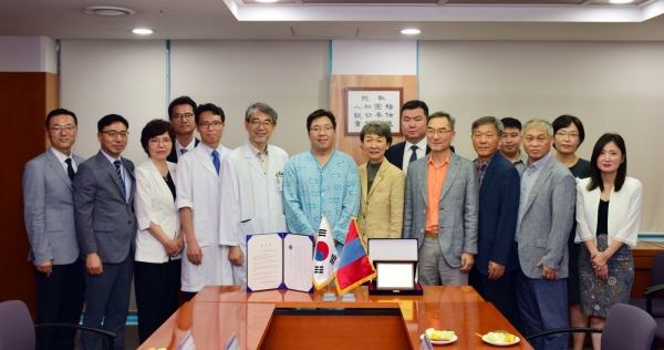 환자 좌측 : 김대경 을지대학교병원 진료 제1부원장- 환자 우측 : 정재숙 문화재청장