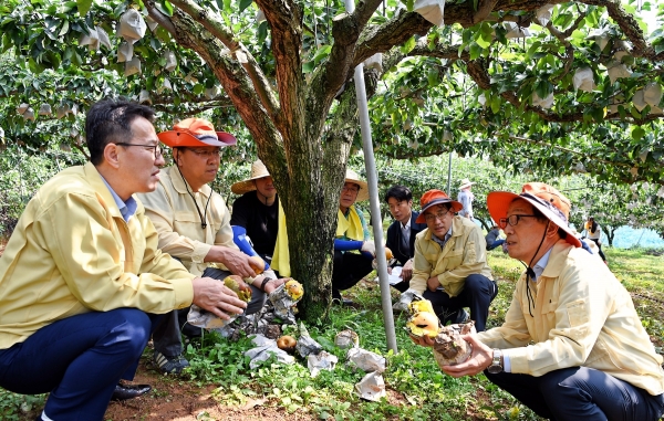 이병호 사장(오른쪽), 신현곤 식품수출이사(왼쪽 두 번째)