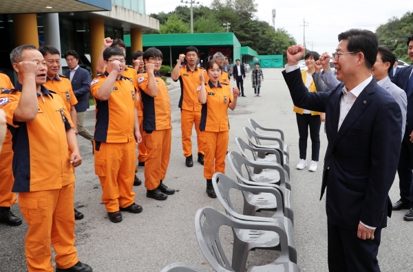 양승조 지사가 추석을 앞둔 12일 당진 소방서를 방문해 소방대원과 화이팅을 외치고 있다