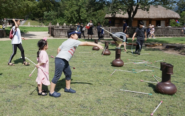 투호 던지기 모습