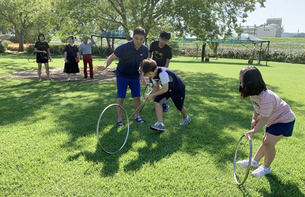 굴렁쇠 굴리기 모습