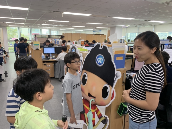 부서 방문(사진 3∼5)등의 프로그램에 참여하고 있는 장면