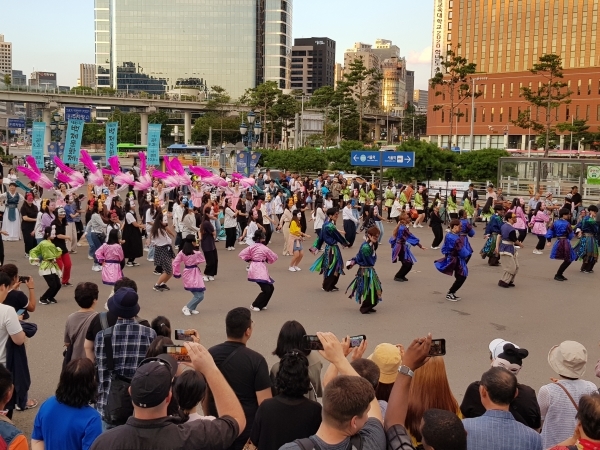31일 오후 서울역 광장에서 펼쳐진 제65회 백제문화제를 홍보하는 플래시몹(Flash mob)