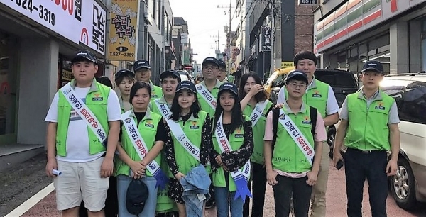 유학생으로 구성된 ‘유니캅스(Uni-Cops)’가 10일 대전서부경찰서 경관들과 대학 일원에서 추석 명절 예찰활동을 펼쳤다.