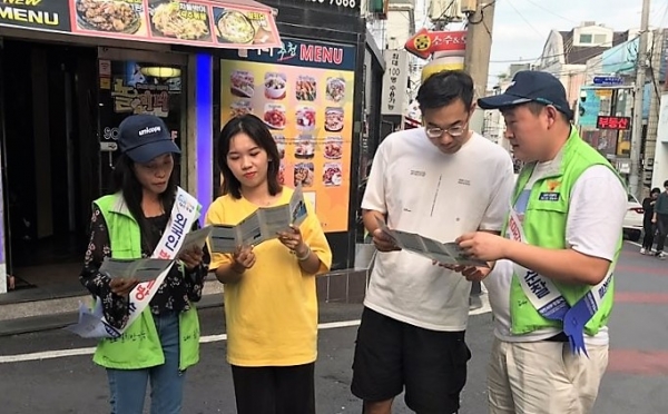 유학생으로 구성된 ‘유니캅스(Uni-Cops)’가 10일 대전서부경찰서 경관들과 대학 일원에서 추석 명절 예찰활동을 펼쳤다.