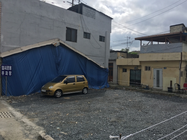 빈집 정비 후 조성된 주차장