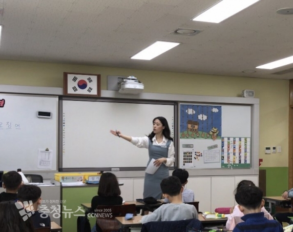 세종시 한 초등학교에서 수업지원교사가 수업을 진행하고 있는 장면