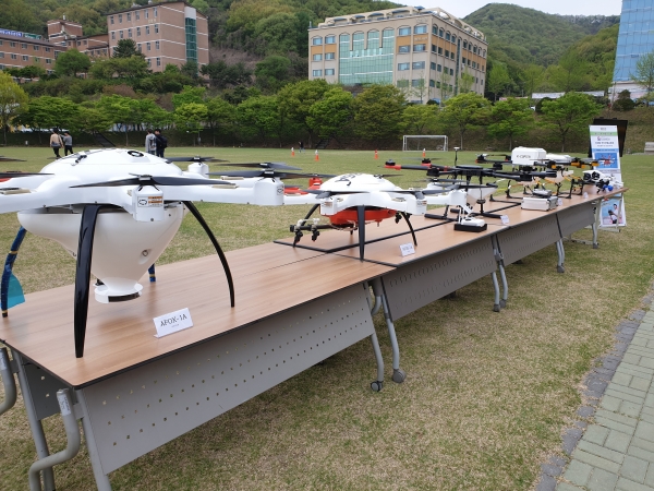 한국영상대학교 무인비행교육원 교육용 드론 기체 전시 모습