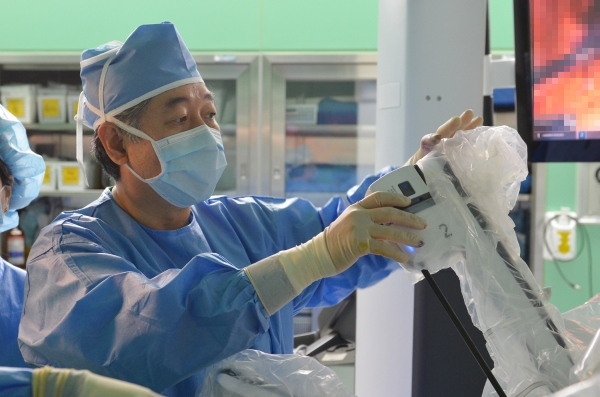 최인석 로봇수술 센터장 로봇팔 도킹 모습