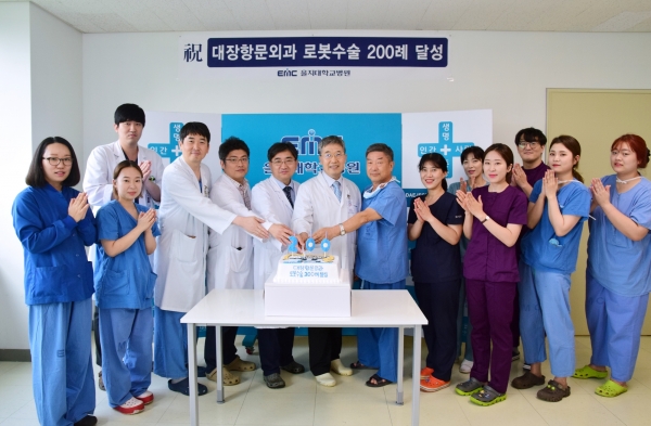 좌에서 6번째 김하용 원장, 7번째 김창남 로봇수술센터장