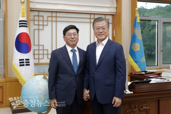 (왼쪽부터) 최동식 전 청와대 행정관, 문재인 대통령 (사진=최 전 행정관 페이스북)