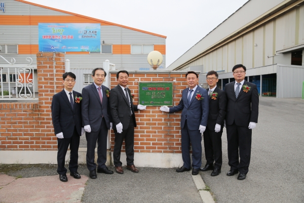 (왼쪽부터) 중소벤처기업진흥공단 김근영 전북서부지부장, 서부발전 김병숙 사장, 코스텍 이성기 대표, 군산시 강임준 시장, 한국산업단지공단 김흥철 전북지역본부장, 한국전력 이철호 군산지사장이 「희망태양광발전소 1호 준공기념식(’19.5.8)」에 참석 기념촬영