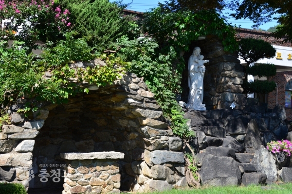 성당 앞에는 성모마리아 상이 모셔져 있는데 촛불봉헌기도 문구도 한편에 적혀 있다.​