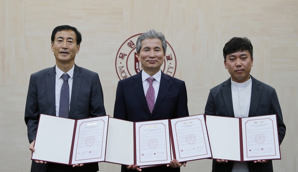 8일 목원대 도익서홀에서 교육협력을 위한 협약을 맺고 (왼쪽부터)강양구 행복한우리복지관장, 권혁대 총장, 안광훈 대덕구장애인종합복지관장이 기념촬영