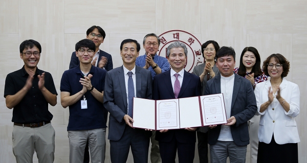 18일 교육협력을 위한 협약 체결 후 (왼쪽 세 번째부터) 강양구 행복한우리복지관장, 권혁대 목원대 총장, 안광훈 대덕구장애인종합복지관장이 관계자들과 함께 기념촬영
