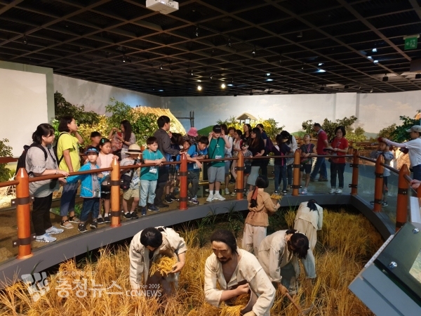 세종시민들이 전북 고창 일원을 탐방하고 있다.