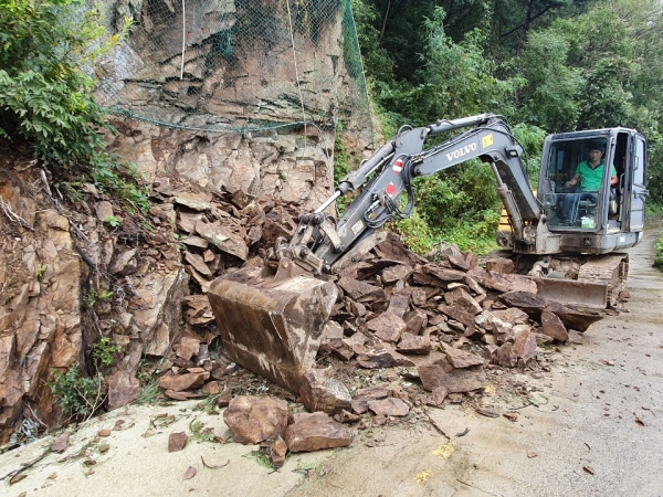 자율방재단 응급 복구 양화 낙석제거 장면
