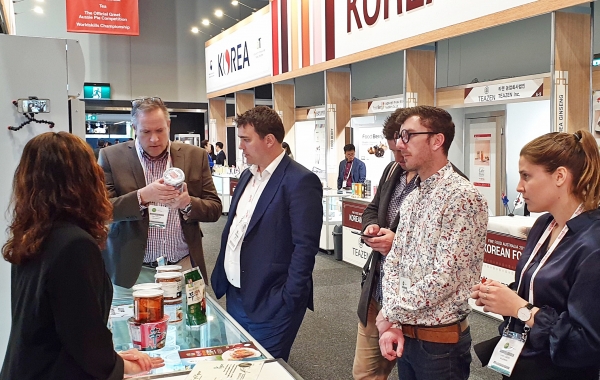호주식품박람회 한국관 비건김치 상담장면