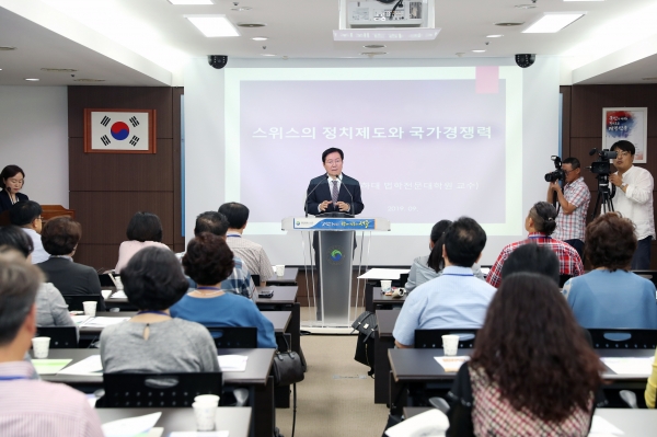 ‘자치분권대학 대전서구캠퍼스’ 개강식이 열린 가운데 장종태 구청장 인사말